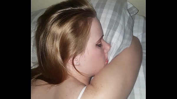 Пытается осторожно вставить хуй в попку спящей телки